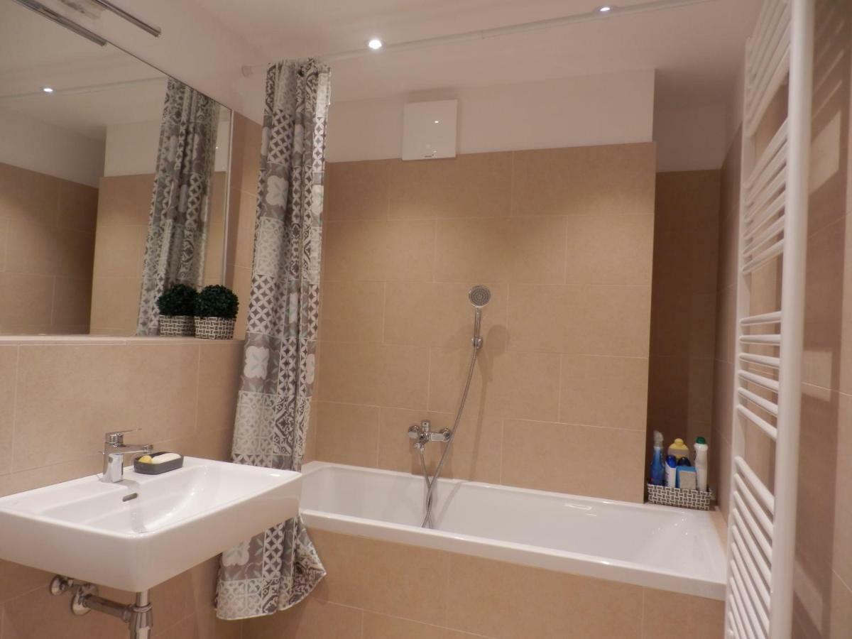 Spacious, Modern 1-bdrm Apt Near Vic & Austria Ctr Apartament *