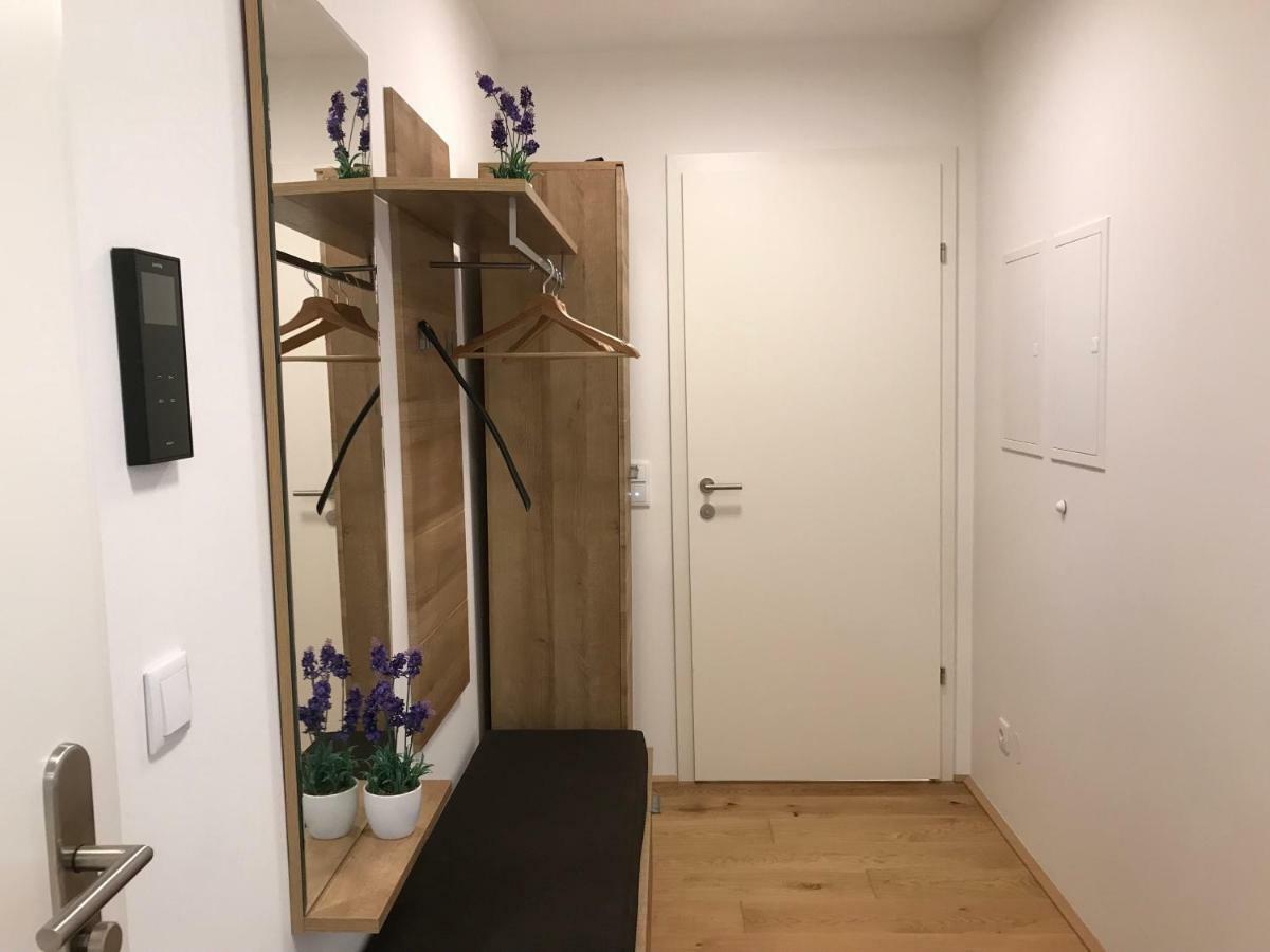 Spacious, Modern 1-bdrm Apt Near Vic & Austria Ctr Apartament