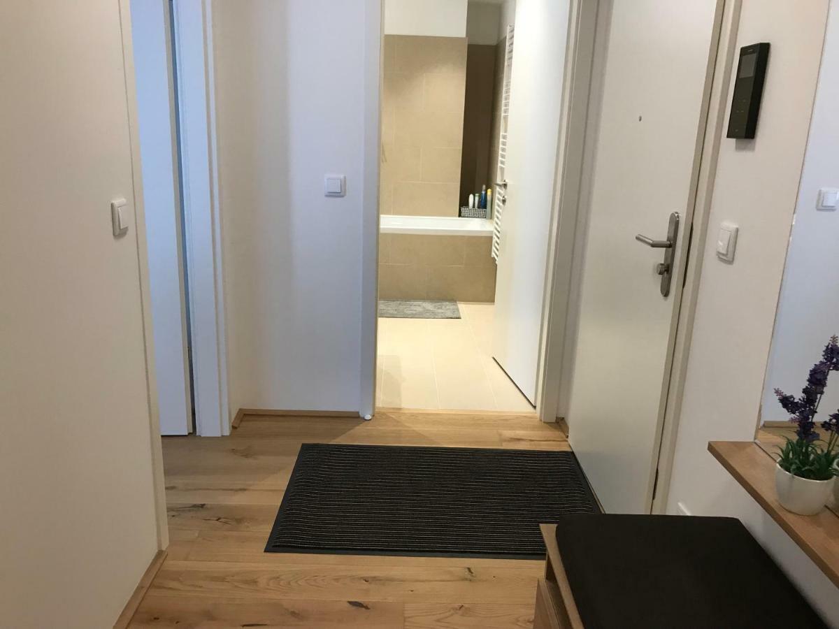 Spacious, Modern 1-bdrm Apt Near Vic & Austria Ctr Apartament Viena