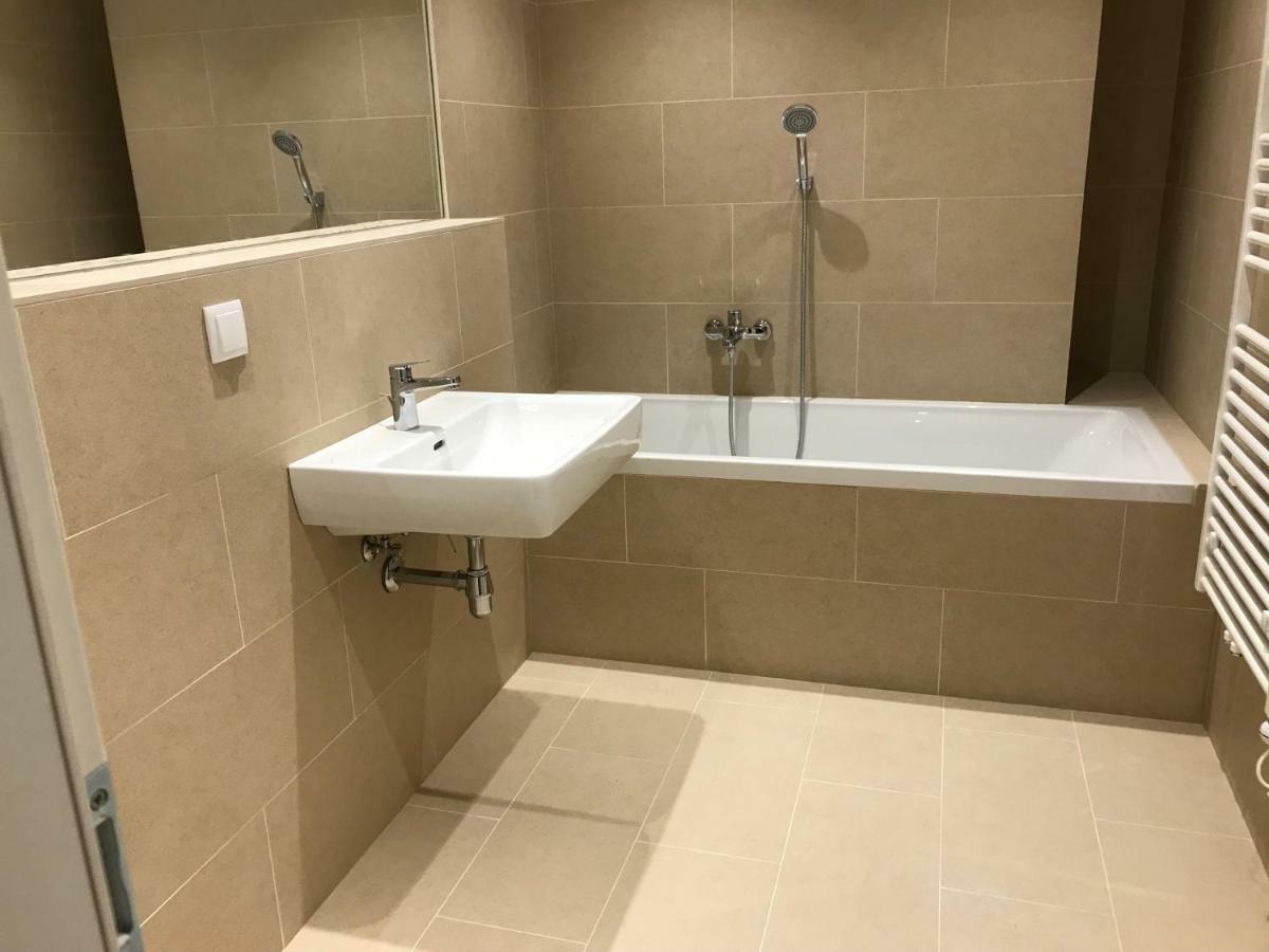 Spacious, Modern 1-bdrm Apt Near Vic & Austria Ctr * Viena